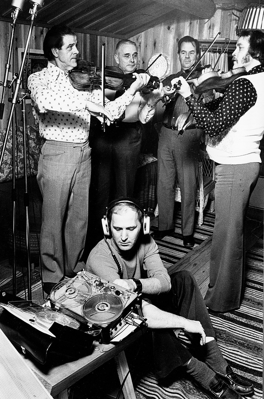 Gert Palmcrantz with a Nagra tape recorder surrounded by Swedish folk musicians